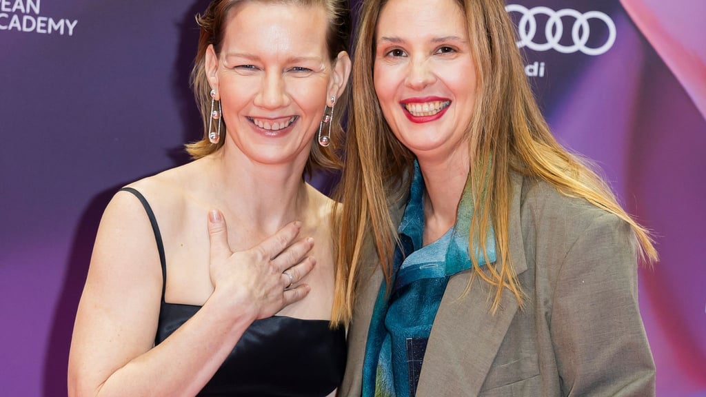 Für sie hat sich der Abend gelohnt: Schauspielerin Sandra Hüller (l) und Regisseurin und Drehbuchautorin Justine Triet können sich über ihre Trophäen für „Anatomie eines Falls“ freuen.