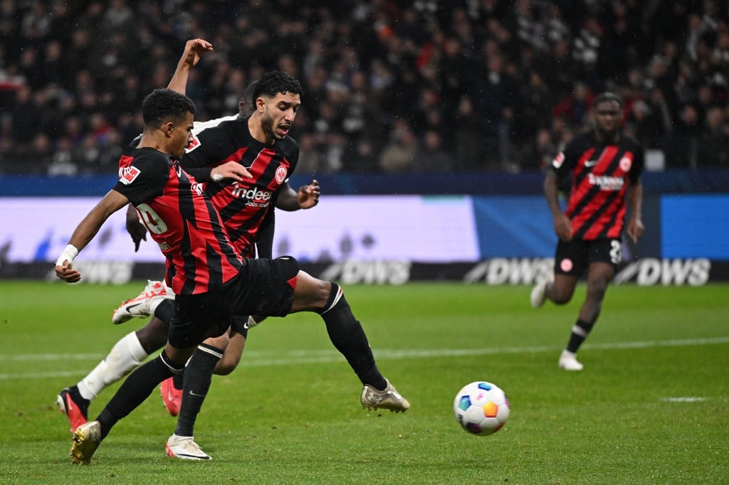 Frankfurts Ansgar Knauff (l) erzielt neben Omar Marmoush das Tor zum 5:1.