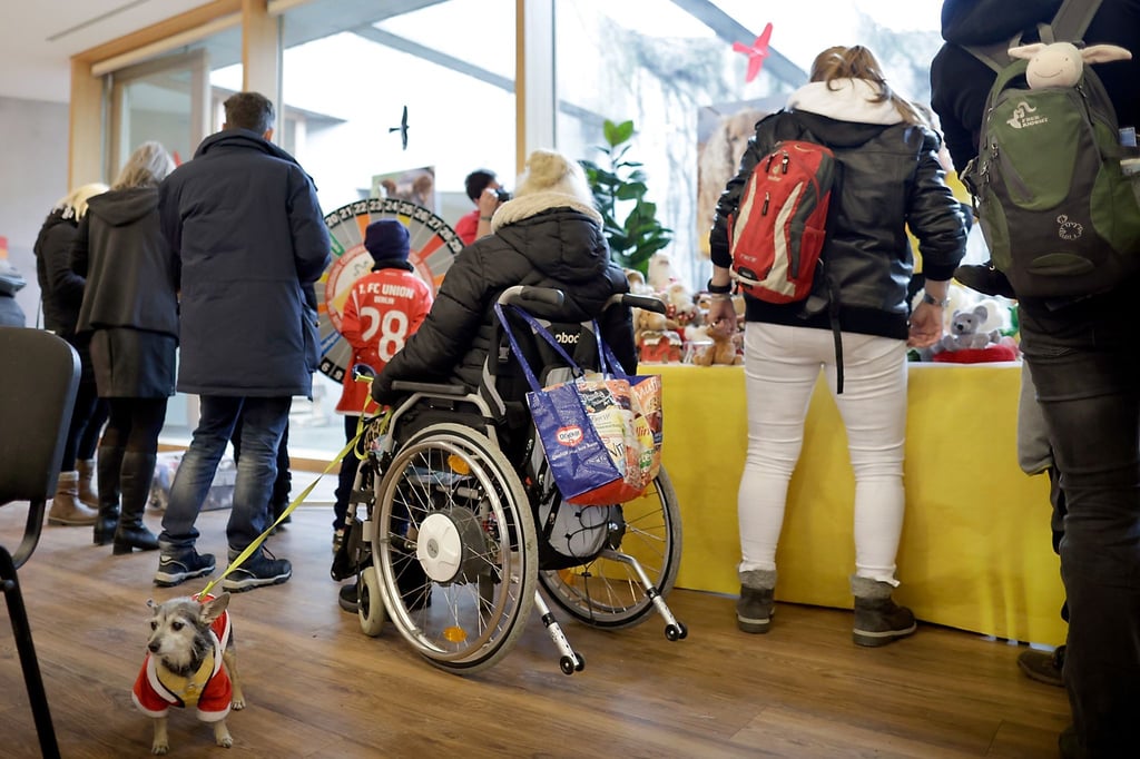 Besucher stehen bei einer Tombola im Tierheim Berlin bei der Veranstaltung "Weihnachtsfest der Tiere".