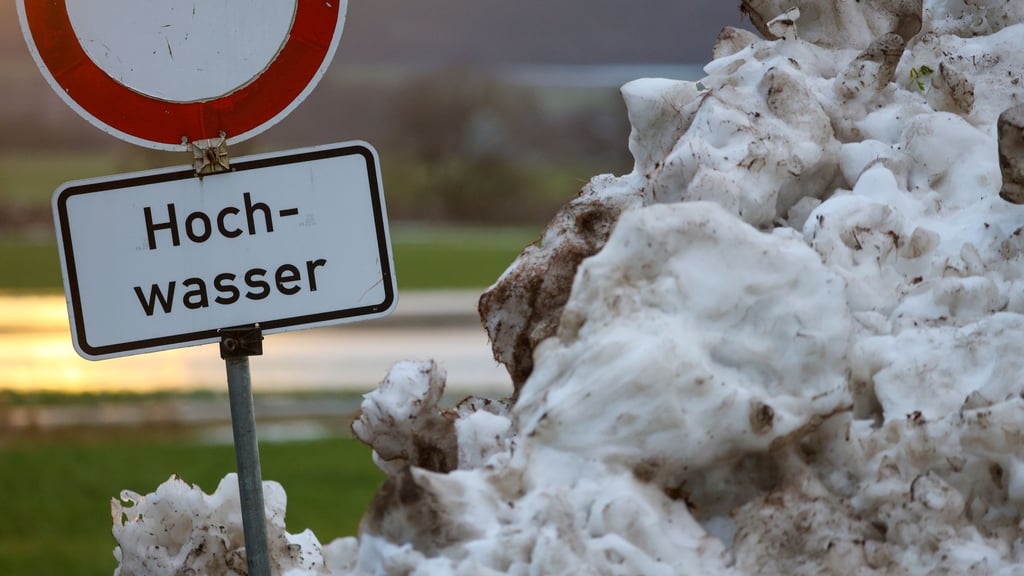 Die Wasserpegel in der Altmark steigen durch Regen und Tauwetter weiter an.