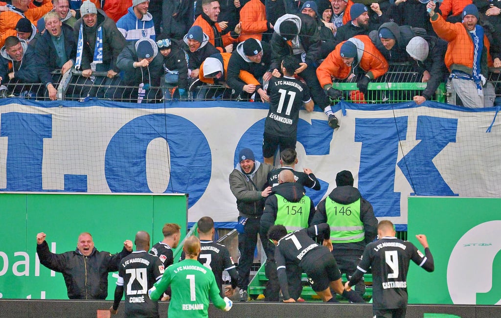 Mannschaft und Fans des 1. FC Magdeburg feierten gemeinsam den Ausgleichstreffer.