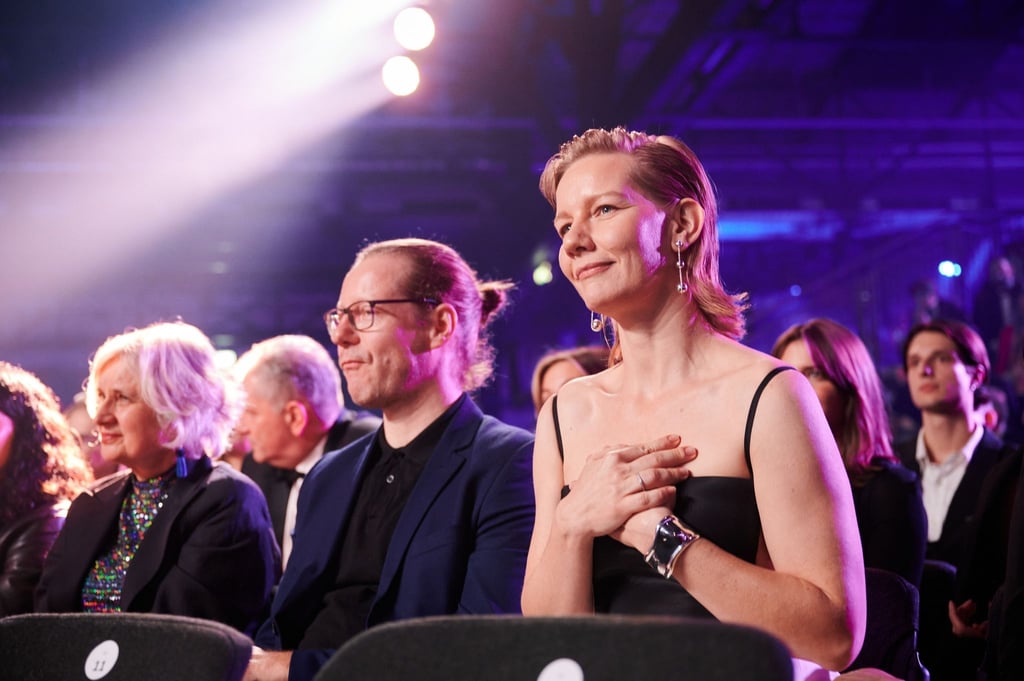 Sandra Hüller, Schauspielerin, regiert auf den Preis für die beste Schauspielerin des Filmes „Anatomie eines Falls“ beim Europäischen Filmpreis in der Arena Berlin. Der Filmpreis wird seit 1988 von der Europäischen Filmakademie (EFA) verliehen.