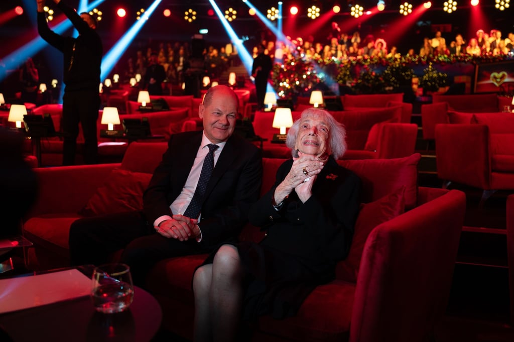 Bundeskanzler Olaf Scholz (SPD) und Margot Friedländer, Überlebende des Holocausts,sitzen nach der TV-Spendengala "Ein Herz für Kinder" auf einem Sofa.