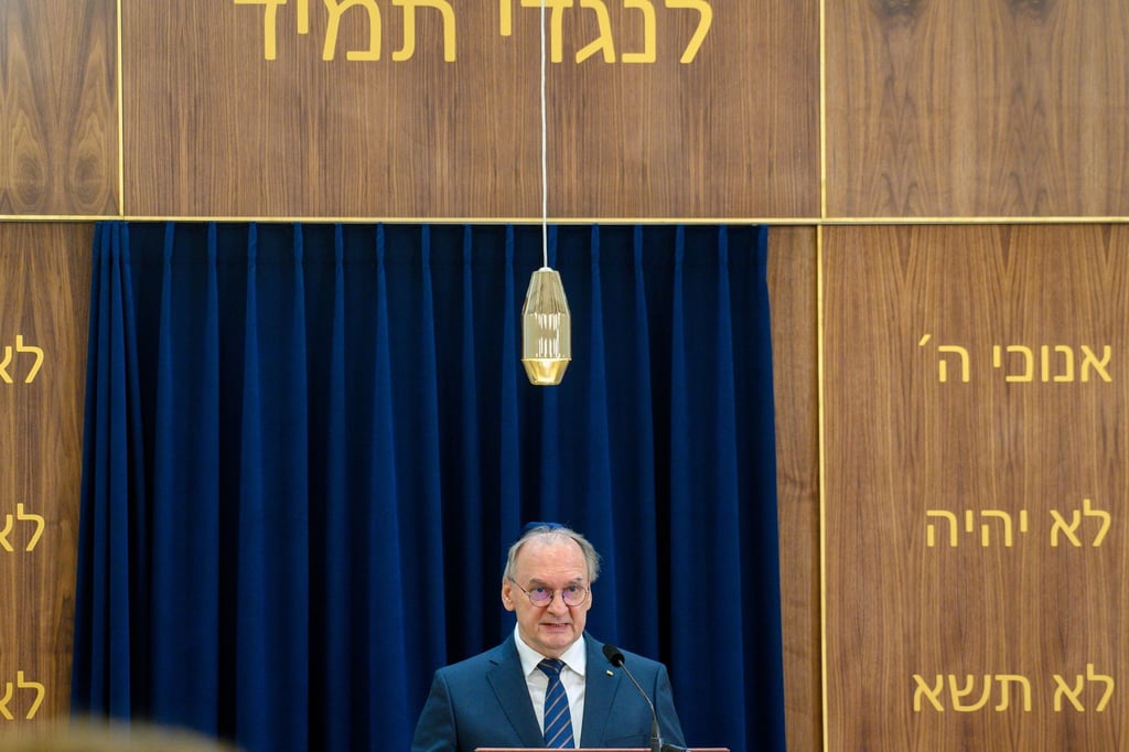 Sachsen-Anhalts Ministerpräsident Reiner Haseloff spricht bei der feierlichen Eröffnung der Neuen Synagoge in Magdeburg zu den Gästen.