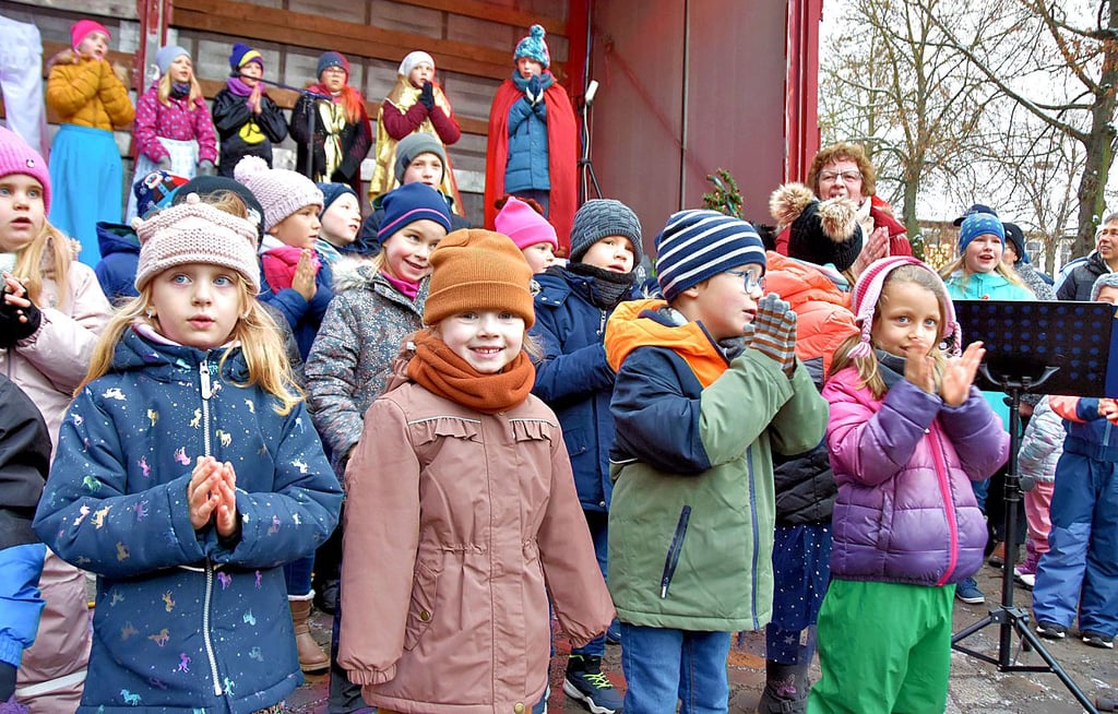 Auf dem Weihnachtsmarkt in Calvörde begeistern Mädchen und Jungen von der Kita, vom Hort und von der Grundschule mit Liedern ihr Publikum.