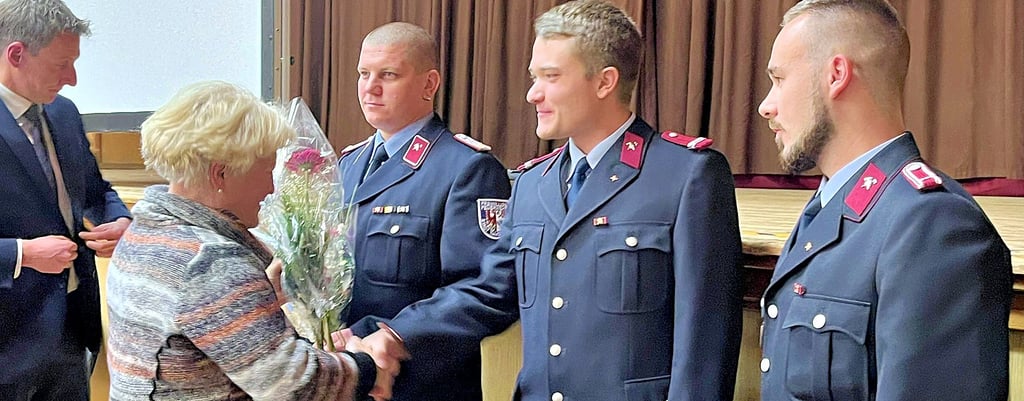 Stefan Havemann (von rechts), Tim Birkenhoff und Kevin Schilling wurden als stellvertretende Ortswehrleiter vom Stadtrat berufen. Die stellvertretende Stadtratsvorsitzende Edith Braun und Bürgermeister Andreas Brohm gratulieren.