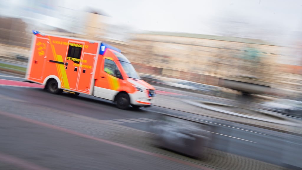 Ein Rettungswagen der Feuerwehr im Einsatz.