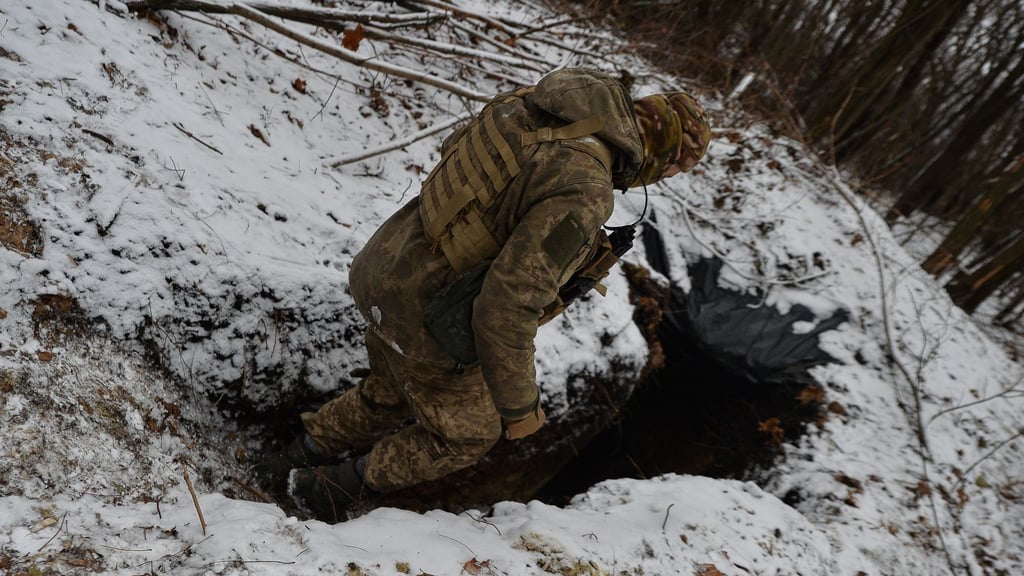 Ein ukrainischer Soldat betritt einen Graben in der Nähe einer Artilleriestellung.