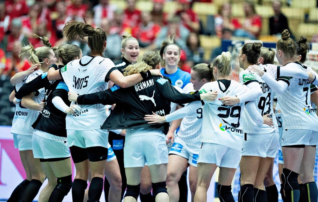 Die deutschen Spielerinnen feiern ihren Sieg gegen Serbien.