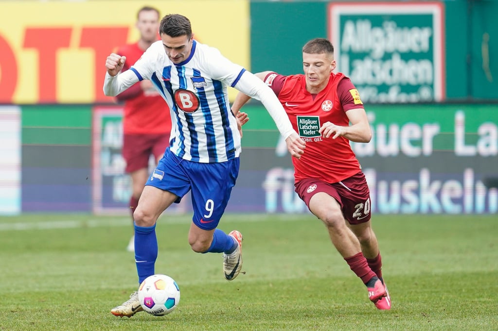 Berlins Smail Prevljak (l) und Kaiserslauterns Tobias Raschl kämpfen um den Ball.