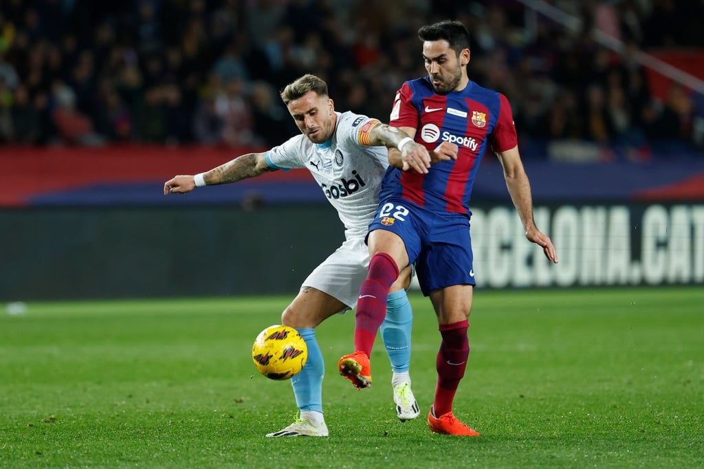Ilkay Gündogan (r) und der FC Barcelona kassierten gegen Girona eine Niederlage.