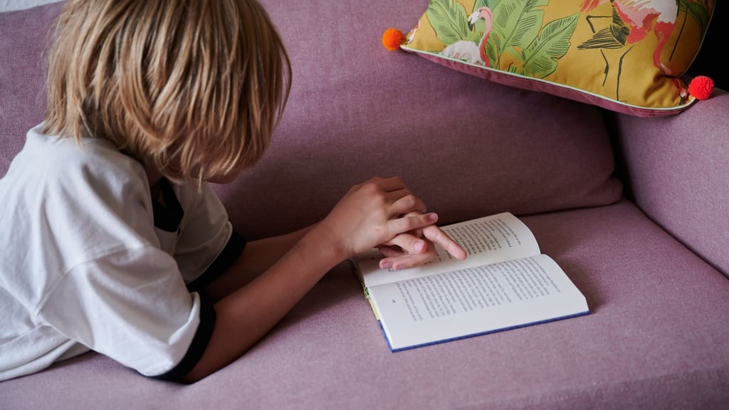 Kinder mit einer Lesestörung investieren viel Energie, um Wörter zu erfassen. Oft reicht die Kraft dann nicht mehr aus, den Sinn des Textes auch zu verstehen.