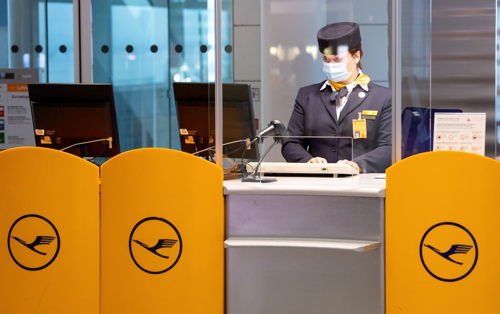 Eine Mitarbeiterin der Lufthansa bereitet an einem Gate am Flughafen München das Boarding für einen Flug vor. Verdi fordert mehr Geld für das Bodenpersonal. (Archivbild)
