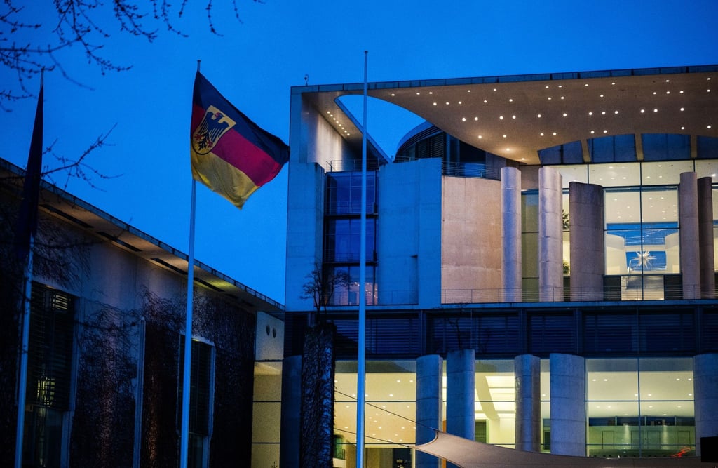 Das Kanzleramt ist zur blauen Stunde beleuchtet.