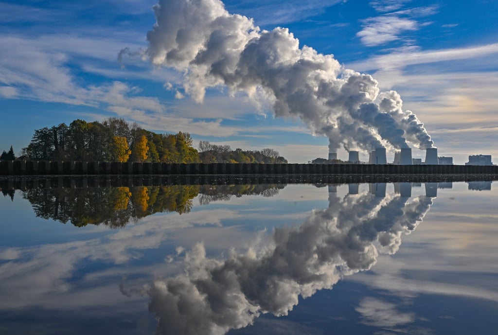 Wasserdampf steigt aus den Kühltürmen des Braunkohlekraftwerks Jänschwalde der Lausitz Energie Bergbau AG (LEAG).