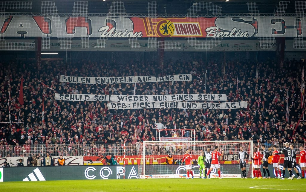 Fans von Union Berlin zeigen auf der Waldseite Banner gegen die AG Stadionsicherheit des DFB.