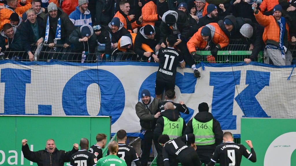 Mo El Hankouri traf bei seinem Comeback für den 1. FC Magdeburg nach langer Verletzungspause in der Nachspielzeit gegen die SpVgg Greuther Fürth. Das musste ausgiebig im Gästeblock gefeiert werden..