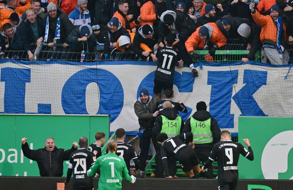 Mo El Hankouri traf bei seinem Comeback für den 1. FC Magdeburg nach langer Verletzungspause in der Nachspielzeit gegen die SpVgg Greuther Fürth. Das musste ausgiebig im Gästeblock gefeiert werden..