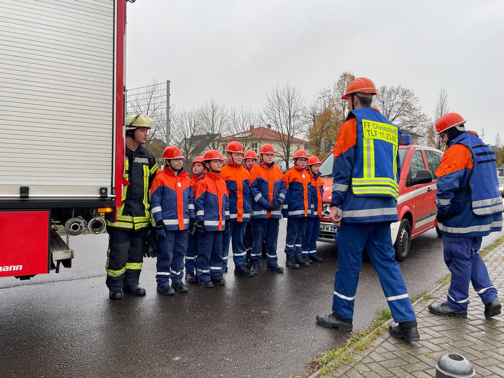 Morgens Antreten, Fahrzeugbesatzungen einteilen und 24 Stunden Dienst auf der Feuerwache leisten, das ist der Berufsfeuerwehrtag bei der Freiwilligen Feuerwehr Magdeburg-Olvenstedt.