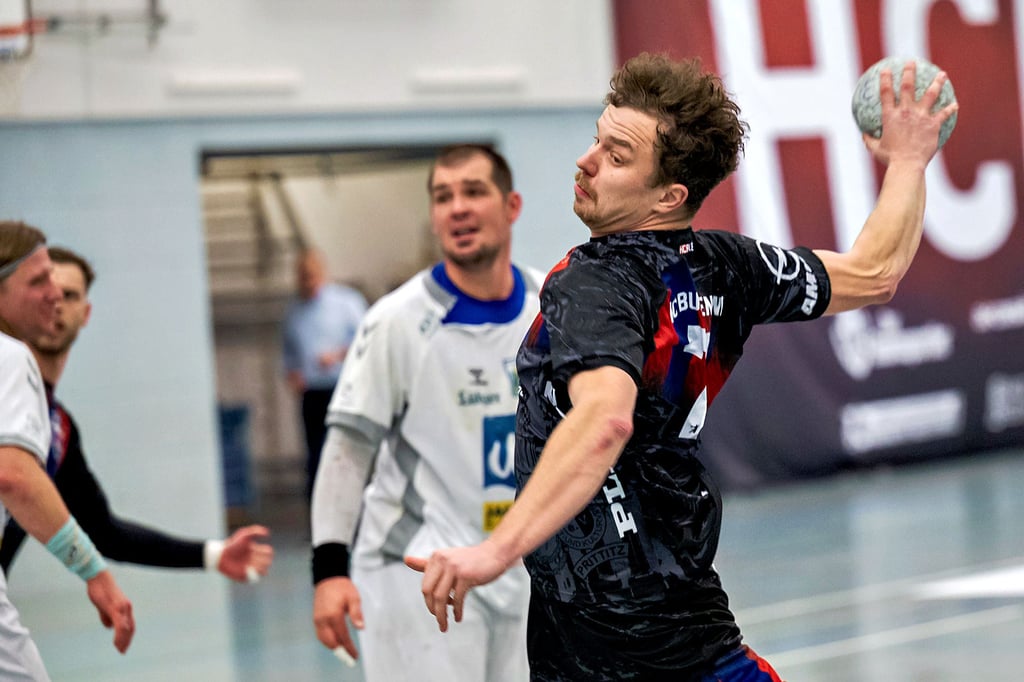 Kam, sah und siegte (fast noch): Stephan Meyer (r.) zeigte bei seinem Drittliga-Debüt im Trikot der Burgenländer gegen Schlusslicht HSV Insel Usedom eine starke Leistung.