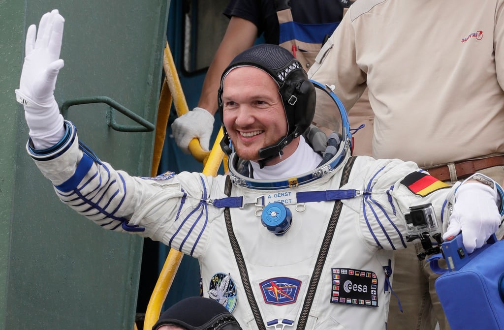 Der deutsche Astronaut Alexander Gerst winkt vor dem Abflug zur Raumstation ISS (2018).
