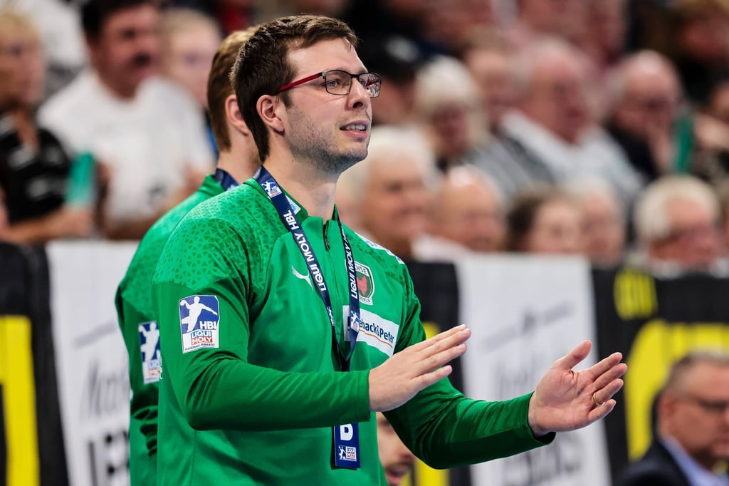 Berlins Trainer Jaron Siewert gestikuliert.