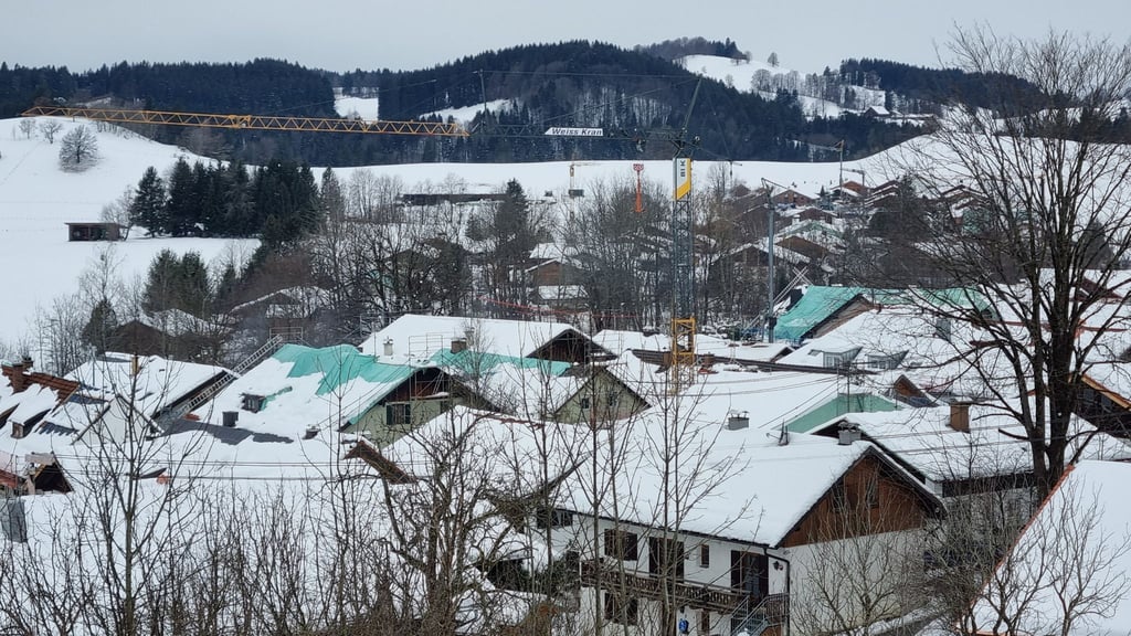Bei einem Hagelsturm wurden mehrere Dächer in Bad Bayersoien beschädigt.