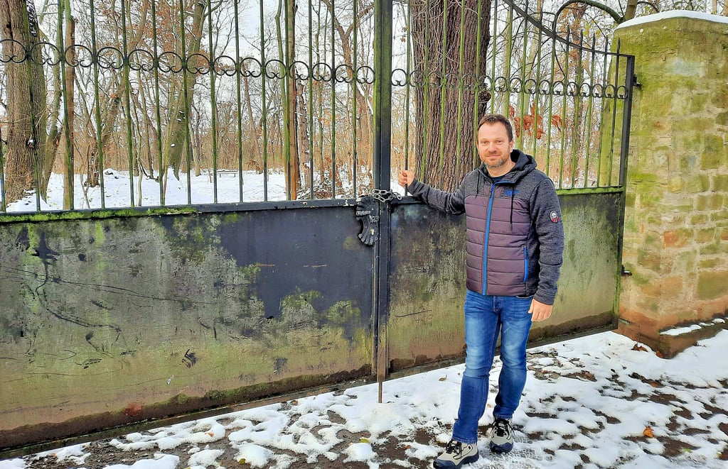 In den Dehlitzer Park gibt es momentan kein Reinkommen. Ortbürgermeister Markus Berndt hofft, dass sich das schnell ändert.