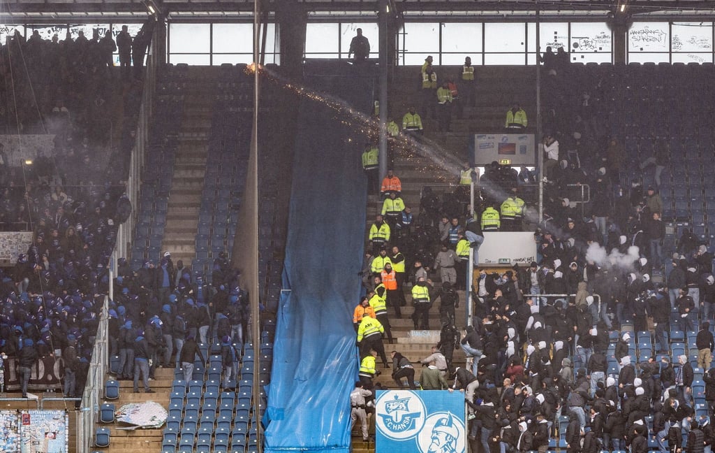 Die Partie von Hansa Rostock gegen den FC Schalke 04 wurde von schweren Ausschreitungen überschattet.