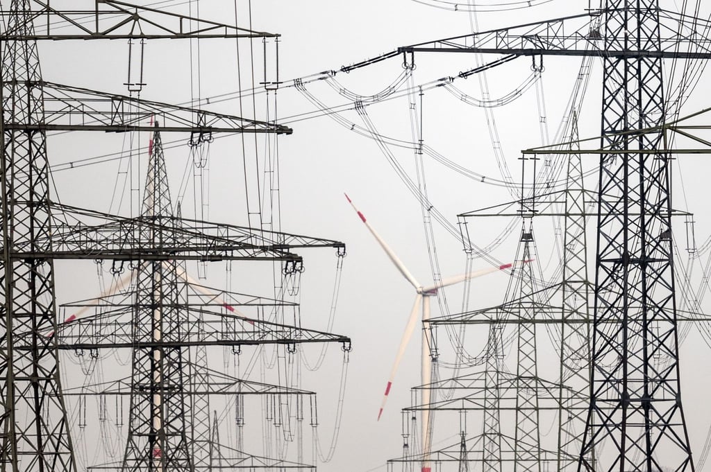 Strommasten stehen in der Nähe eines Windparks.
