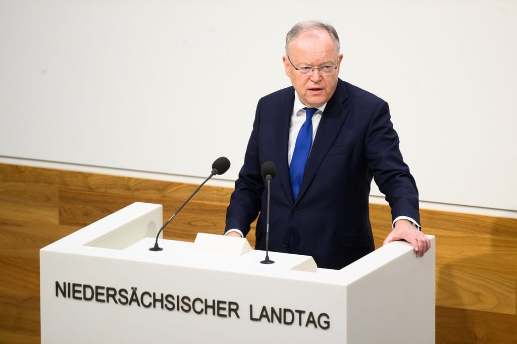 Stephan Weil (r, SPD), Ministerpräsident von Niedersachsen, hält im Landtag Niedersachsen eine Regierungserklärung.