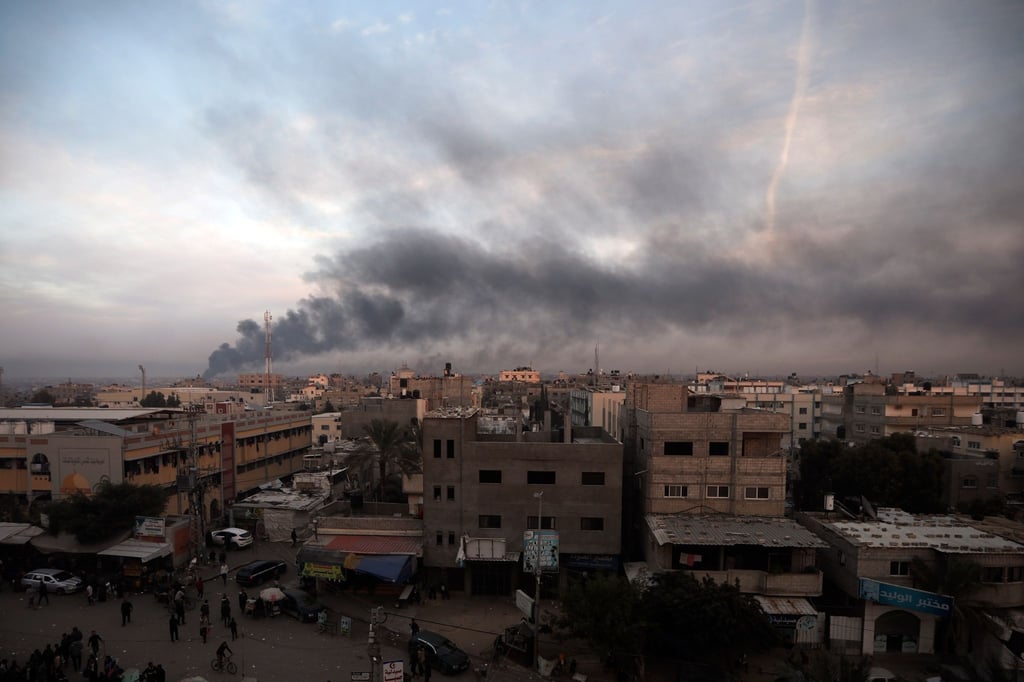 Rauch steigt nach israelischen Angriffen über Chan Junis im Gazastreifen auf.