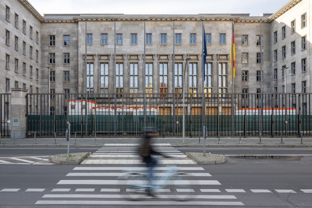 Ein Fahrradfahrer fährt am Finanzministerium vorbei.
