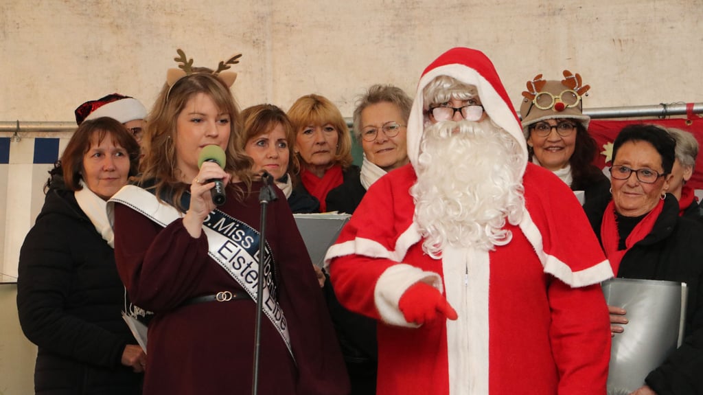 Miss Elbenixe Svenja Wagner eröffnet mit dem Weihnachtsmann den Elsteraner Markt.