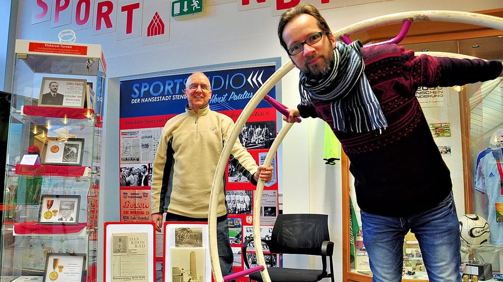 Mitarbeiter des Sportmuseums Stendal, Jörg Hosang (links) und Tobias Naussed, präsentieren das 1,60 Meter große Rhönrad, das Teil des Sportmuseum-Fundus wird.
