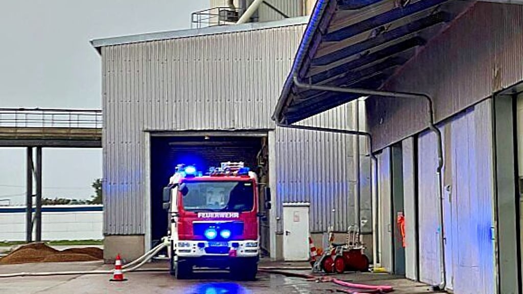 Mehrere Löschfahrzeuge waren auf dem Gelände im Einsatz.