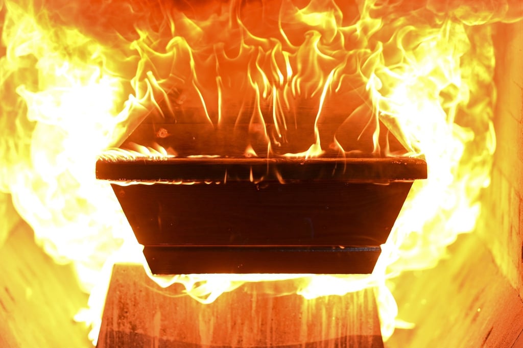 Ein Sarg fängt Feuer, nachdem er in den Ofen des Krematoriums hineingefahren wurde.