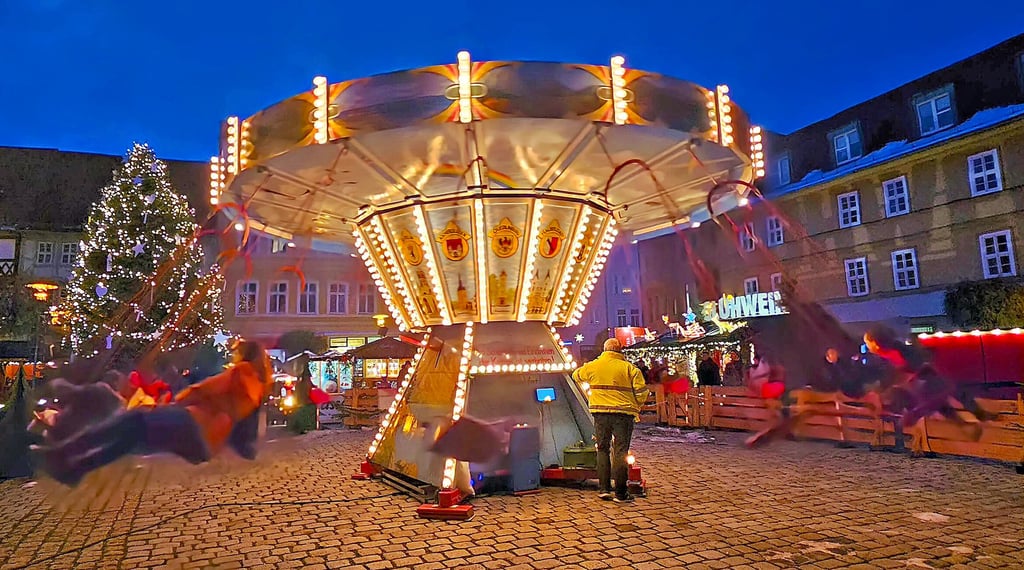 Es dreht und dreht und dreht sich: Das Kettenkarussell auf dem Ascherslebener Weihnachtsmarkt ist Baujahr 1928 – und weckt bei so manchem Besucher Erinnerungen an die Kindheit.