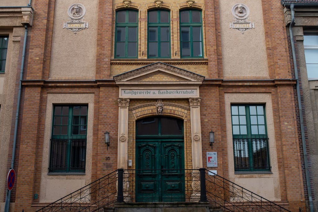 „Kunstgewerbe u. Handwerkerschule“ steht über dem Eingang zum Forum Gestaltung.