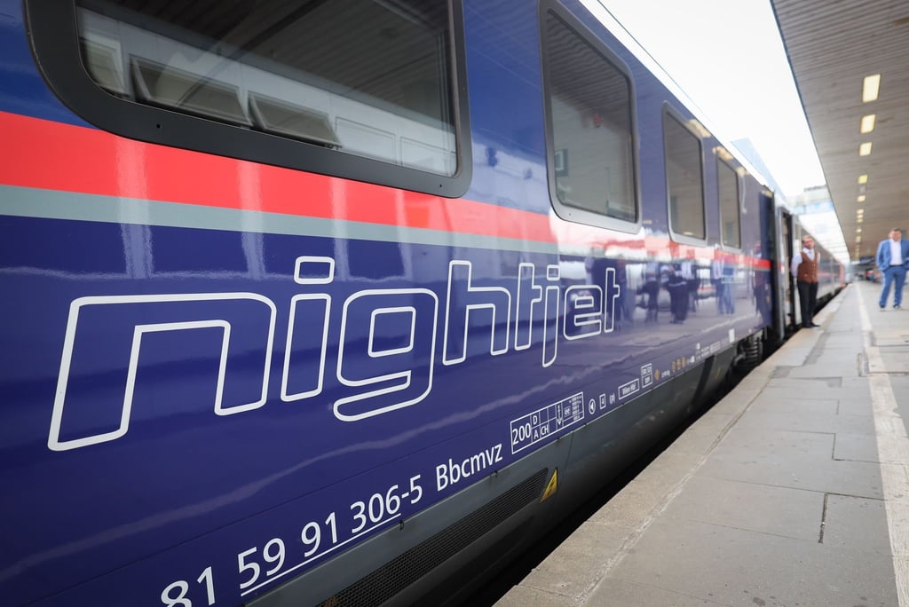 Ein Waggon des Nightjet der Österreichischen Bundesbahn mit dem „Liegewagen comfort“ steht am Gleis.