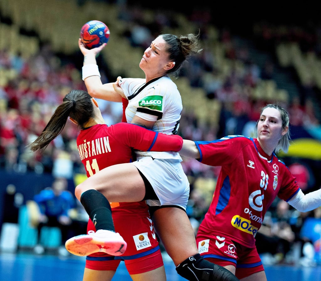 Spielt mit den DHB-Frauen um den Gruppensieg: Emily Bölk (M).