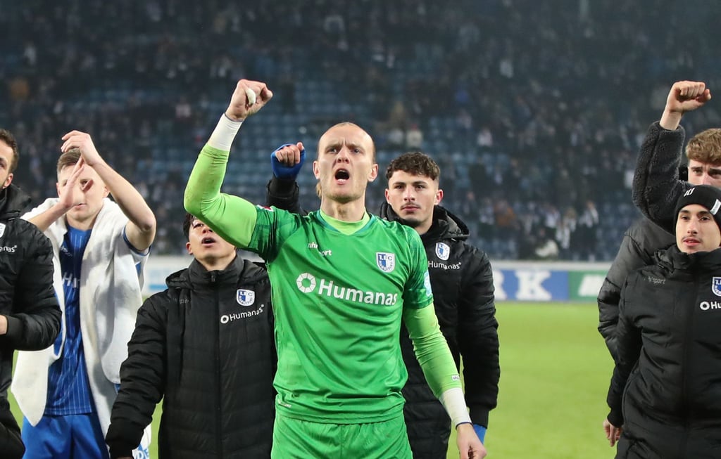Dominik Reimann (mittig) richtet den Fokus bereits auf den Hinrundenabschluss.