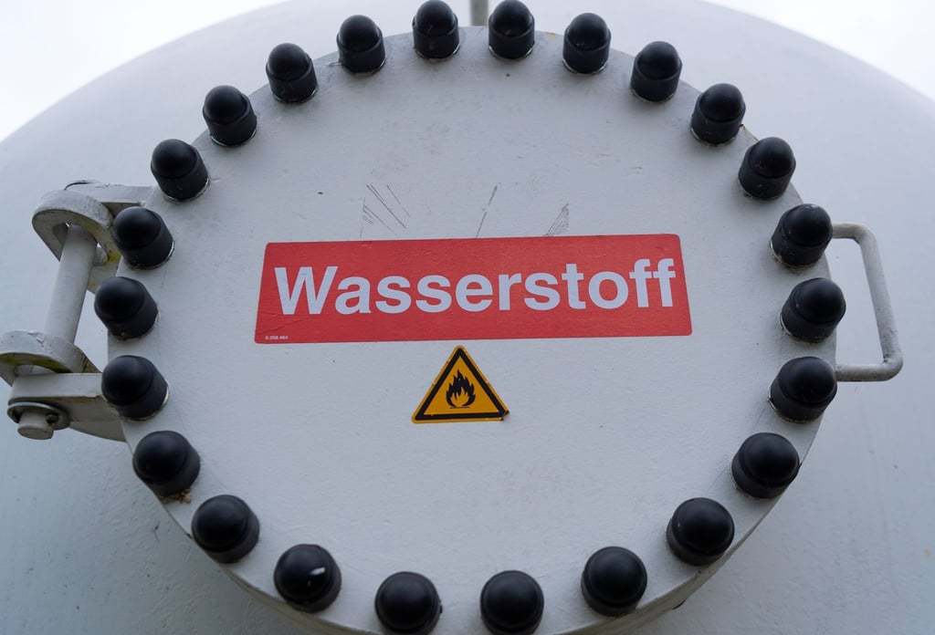 Auf einem großen Wasserstoffspeicher ist die Aufschrift „Wasserstoff“ zu lesen.