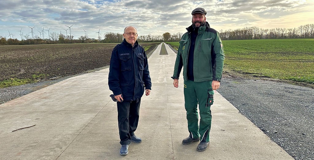 Der Vorsitzende der Teilnehmergemeinschaft Westeregeln, Christian Meyer (rechts), und sein Stellvertreter Manfred Püchel freuen sich über die Fertigstellung des Feldweges von Westeregeln bis zum Wehr nach Egeln-Nord.