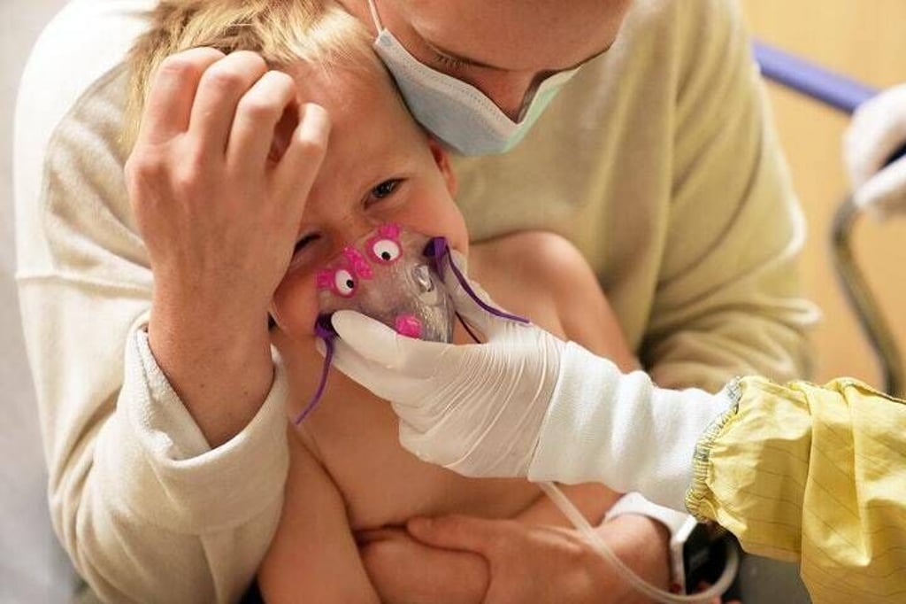 Aktuell erkranken wieder mehr Kinder an RSV. Auch in Kliniken müssen die kleinen Patienten behandelt werden.