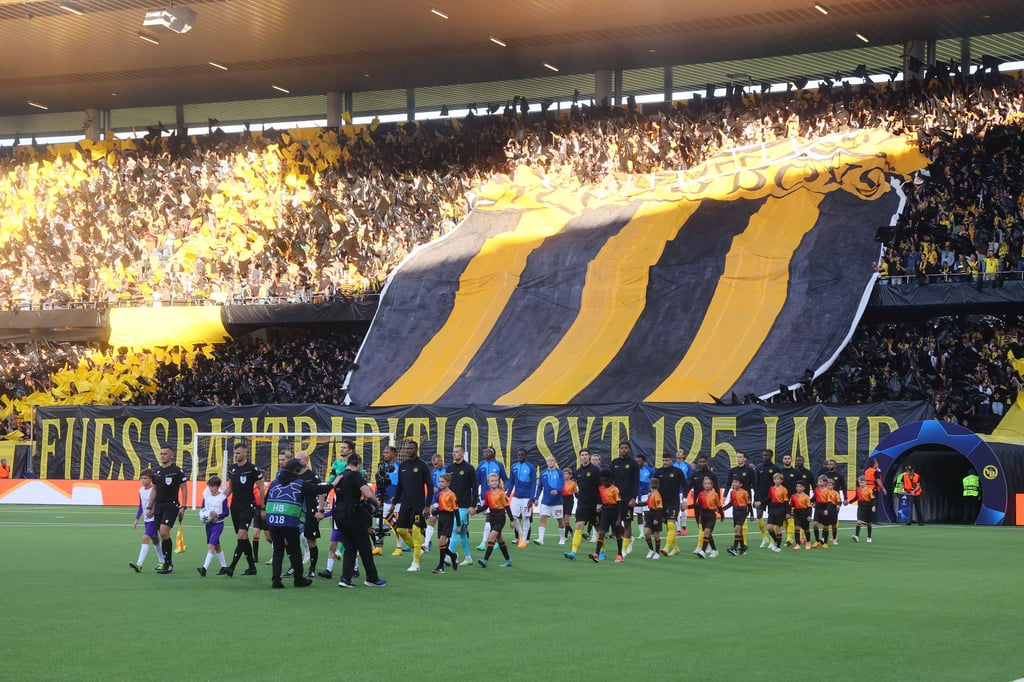 Die Fans von Young Boys Bern zeigten beim Heimspiel gegen RB Leipzig eine Choreographie zu ihrer Fußballtradition.