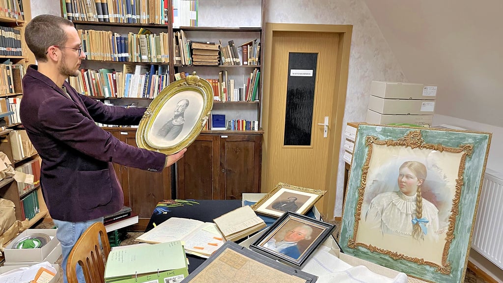 Museumsleiter Tom Weiß arbeitet seit Monaten daran, mehr über die Historie verschiedener Museumsobjekte herauszufinden.