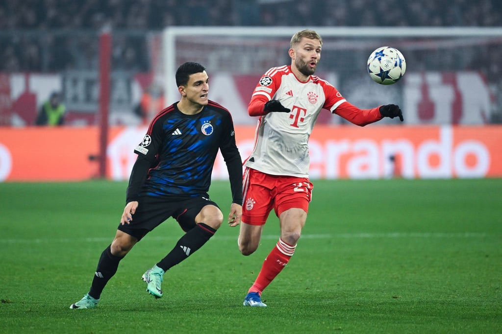 Kopenhagens Mohamed Elyounoussi (l) und Konrad Laimer vom FC Bayern kämpfen um den Ball.