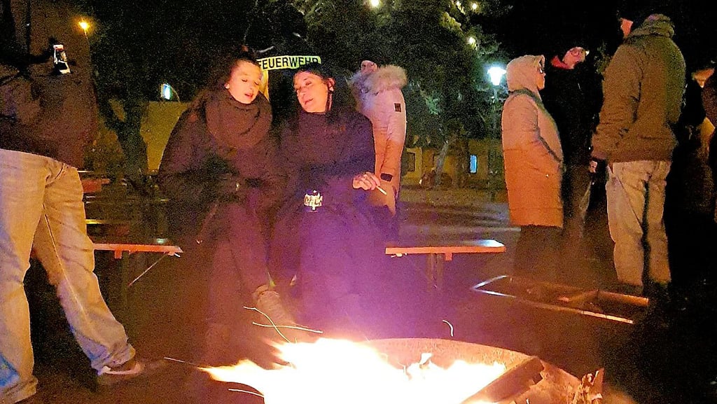 An der Feuerschale der Feuerwehr war es am Abend gemütlich.
