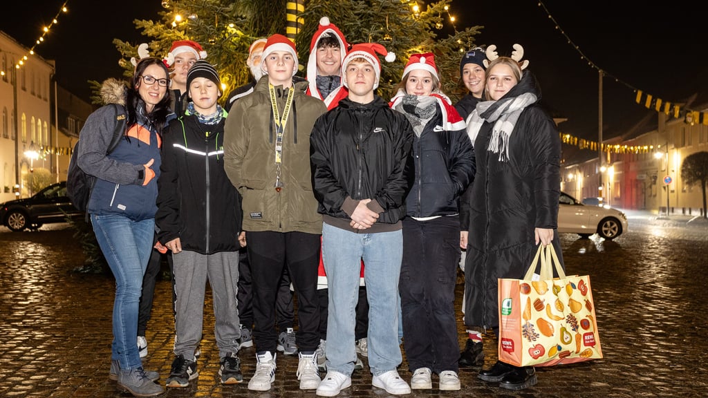 Acht Mitglieder und die Leiterinnen überbrachten den Adventsgruß der Jugendeinrichtungen.